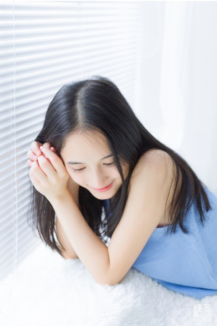 卧蚕美女清秀白嫩居家无袖裙子酥胸美腿性感私房写真