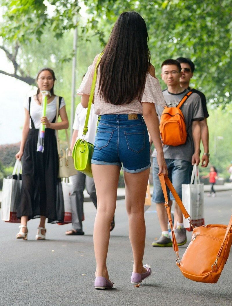 街拍大学生美女性感牛仔裤美臀写真