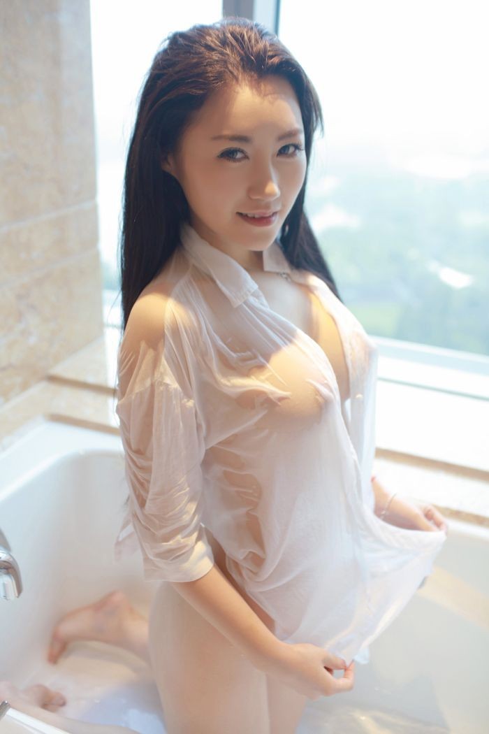 性感美女夏玲蔓诱惑湿身白皙美乳隐现