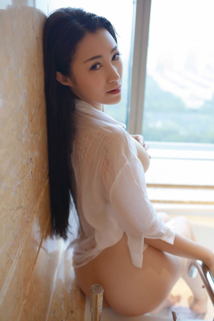 性感美女夏玲蔓诱惑湿身白皙美乳隐现